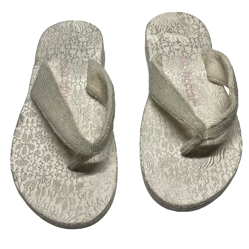 NWOT So Nectar White Seed Bead Floral Embossed Satin Flip Flops Size 7